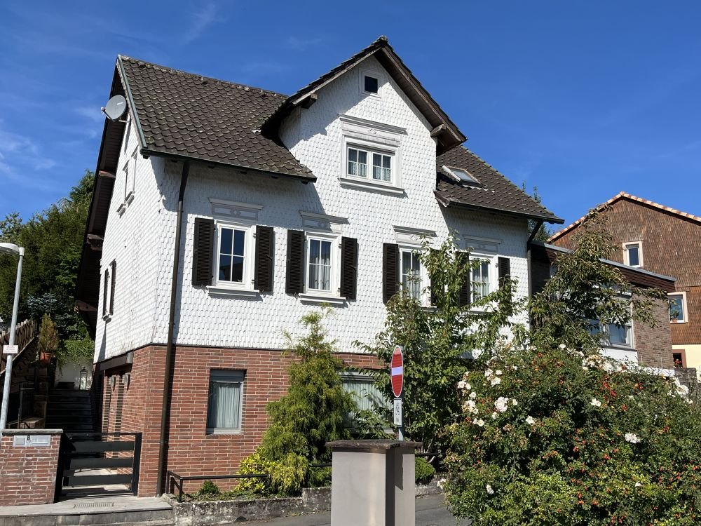 Wohnhaus mit „Büroräumen“ mit einem separaten Zugang und mit einem wunderschönen Garten in zentraler Lage in Erbach